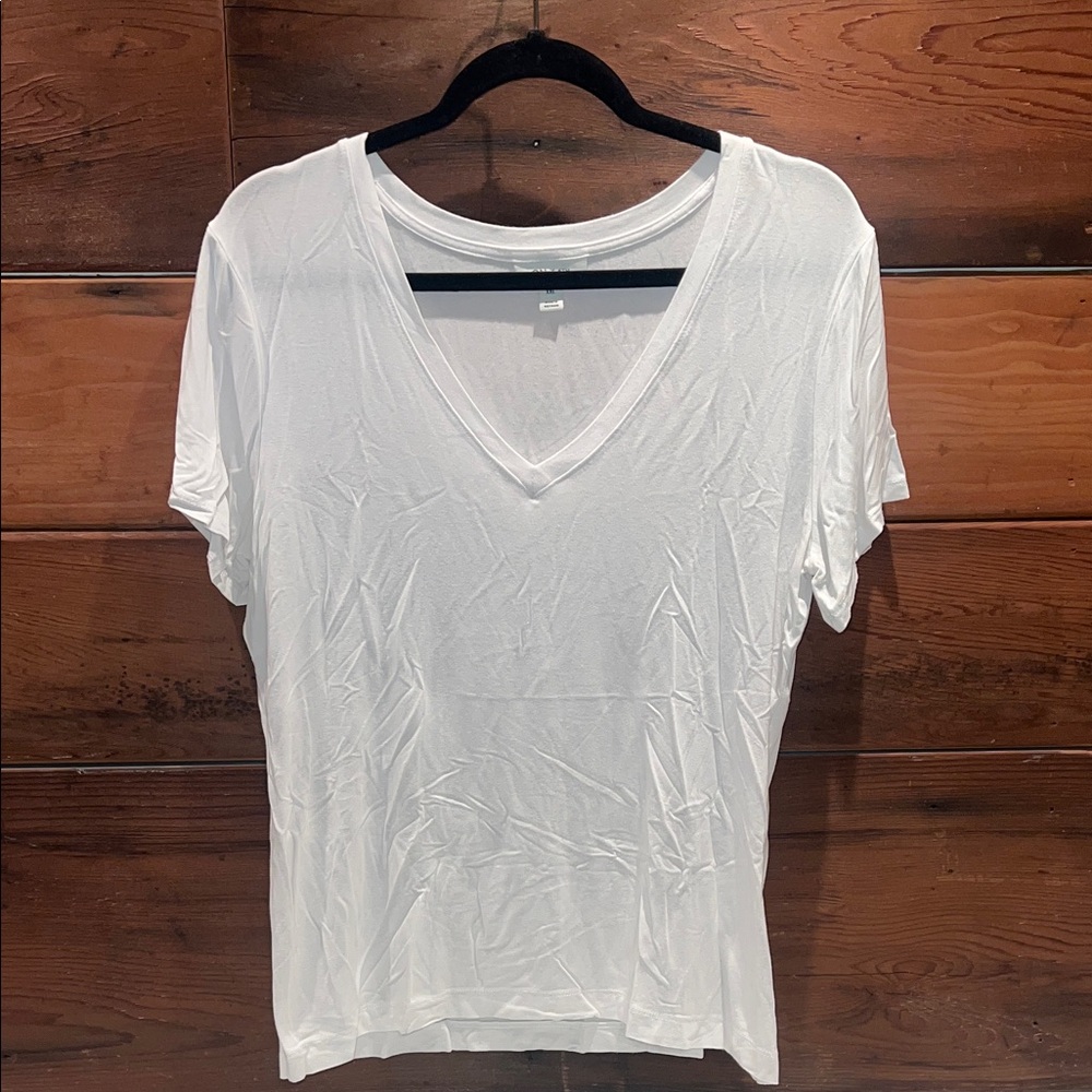 🔥‼️Elegant White V-Neck Women's Tee‼️🔥